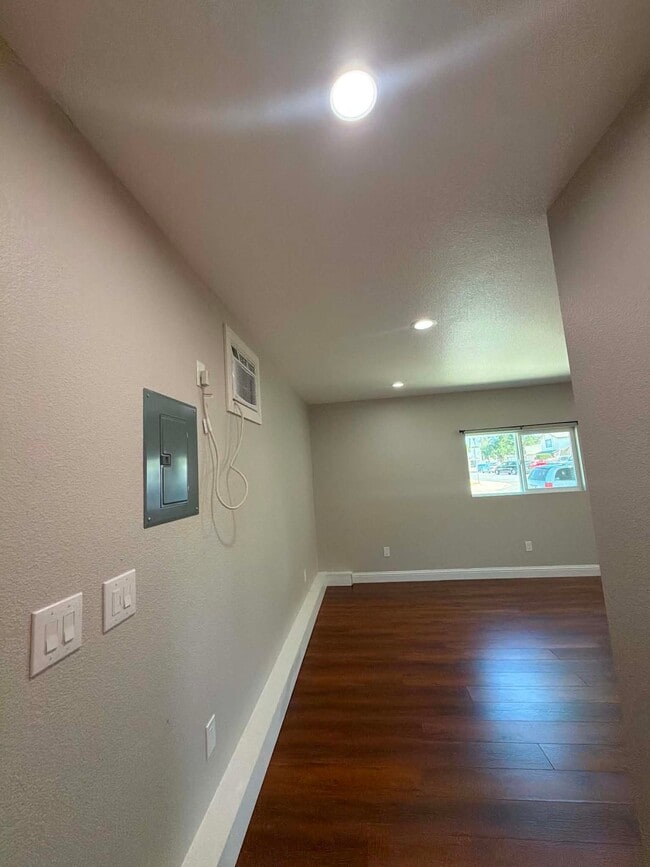 Building Photo - 1300 Dezzani Ln