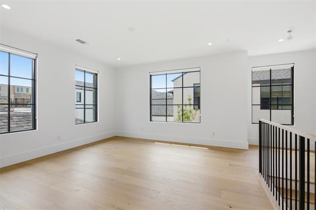 Building Photo - 9855 Kingsway Ave