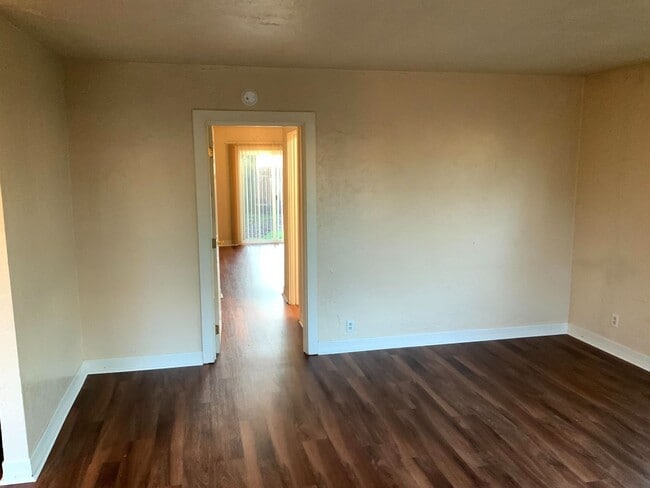 Building Photo - 1 Bedroom Duplex in Midtown Near the Whit