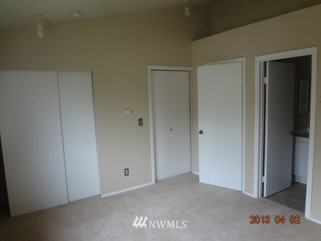 Building Photo - Spacious Condo in Renton