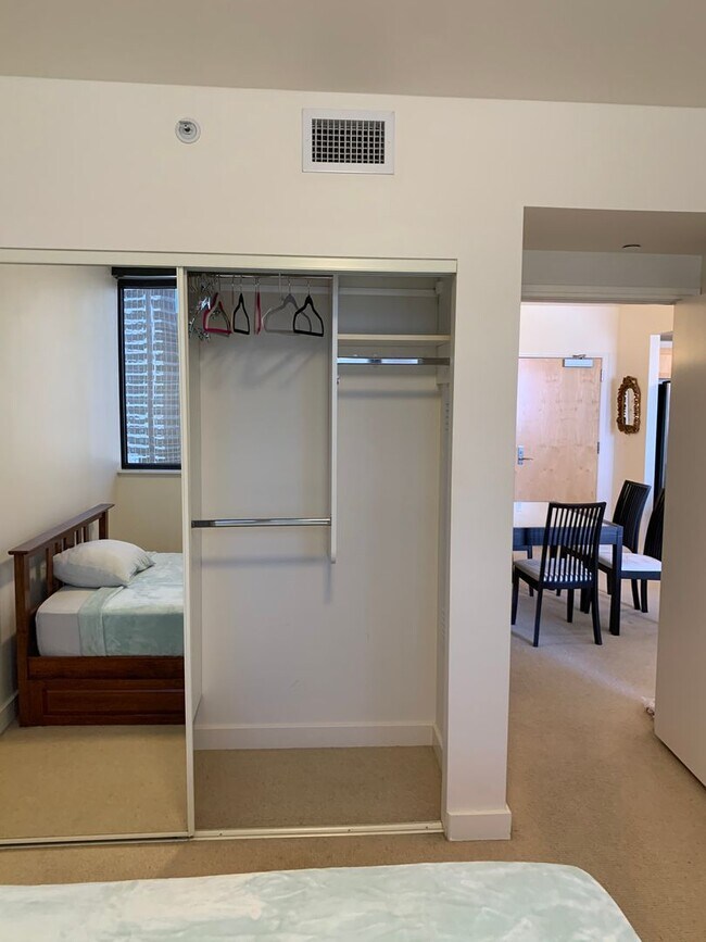 Building Photo - Fully Furnished 1 Bed-1BathPet Friendly Un...