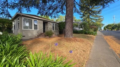 Building Photo - Beautiful Home Walking Distance To Town an...