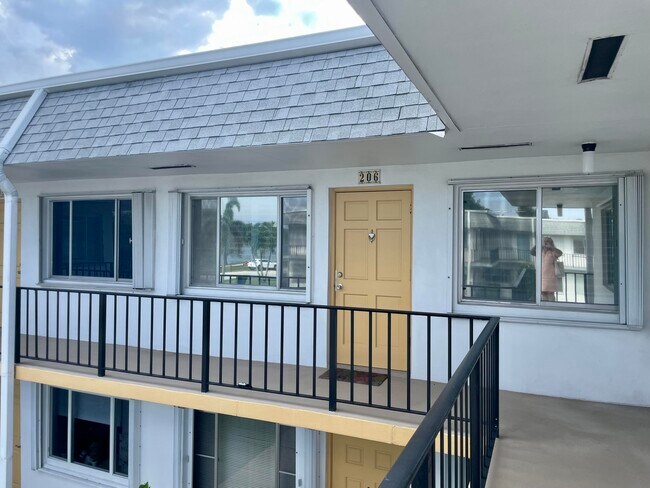 Building Photo - 3240 Lake Osborne Dr