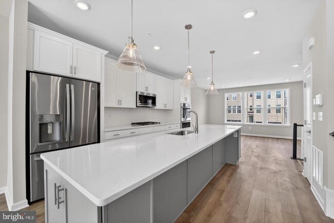 Building Photo - 2914 Lewis and Clark Ave