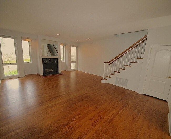 Building Photo - 14 Sedgewick Village Ln