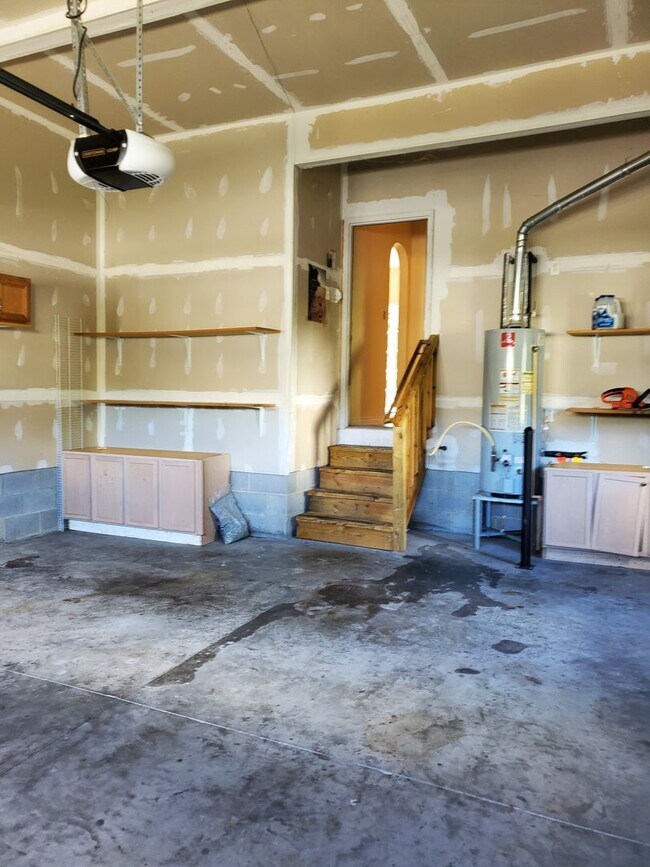 Building Photo - Beautiful 5 Bedroom Home in Watermill Subdivision!