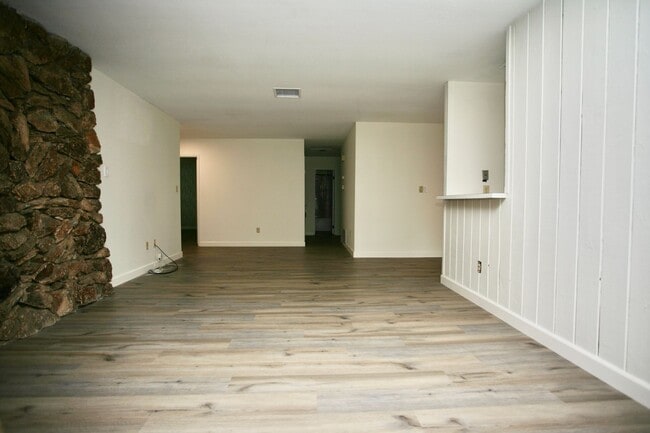 Building Photo - 3br, 2ba in a Great Family Neighborhood Available Now!