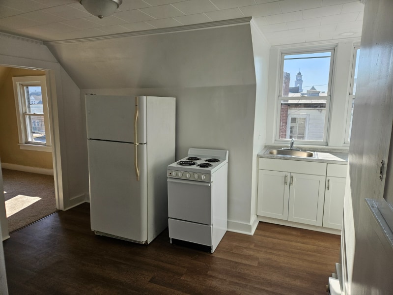 Building Photo - 205 E 2nd St