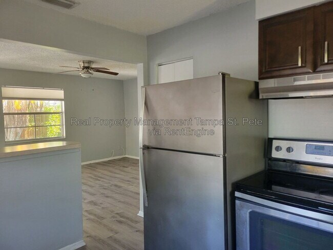Building Photo - 917 Lake Palms Dr