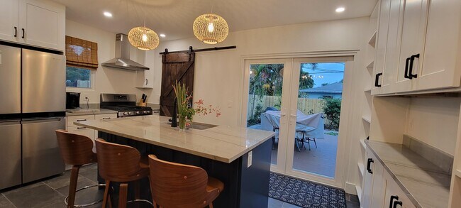 Building Photo - 717 Macy St