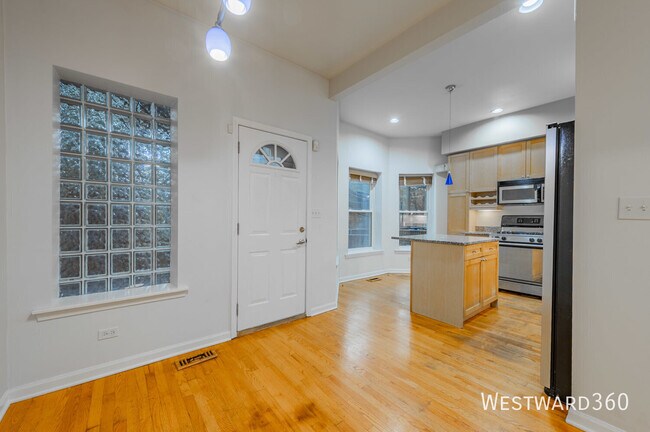Building Photo - 1017 W Dakin St