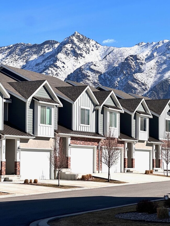 Building Photo - Beautiful townhome walking distance to eve...