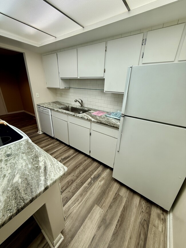 Building Photo - 991 Manor Ln