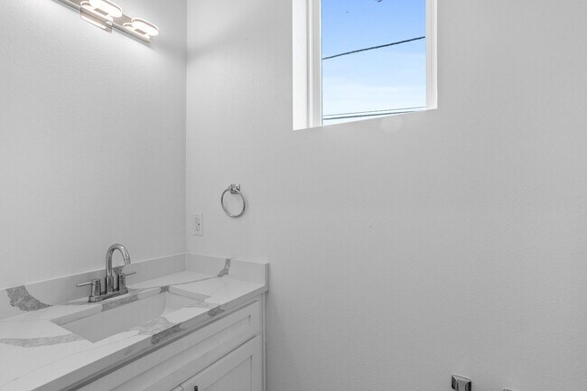 Building Photo - 2400 Benbrook Dr
