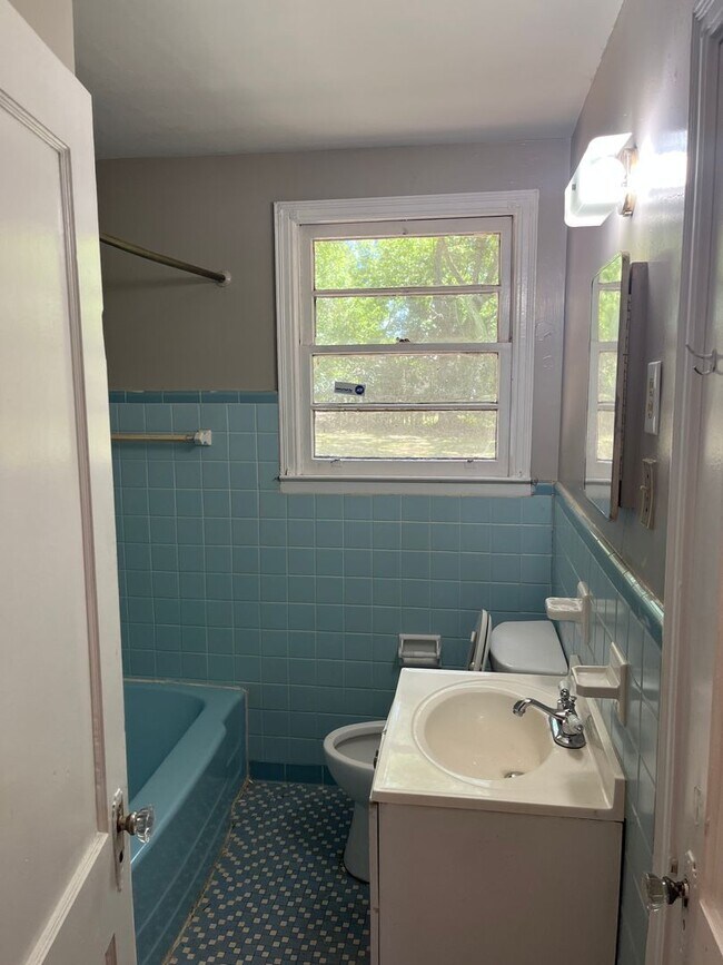 Building Photo - ***3 Bedroom / 1 Bathroom House for Rent i...