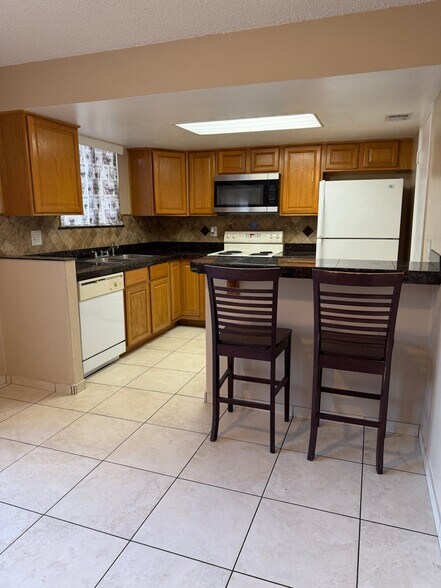Building Photo - 6565 N 19th Ave