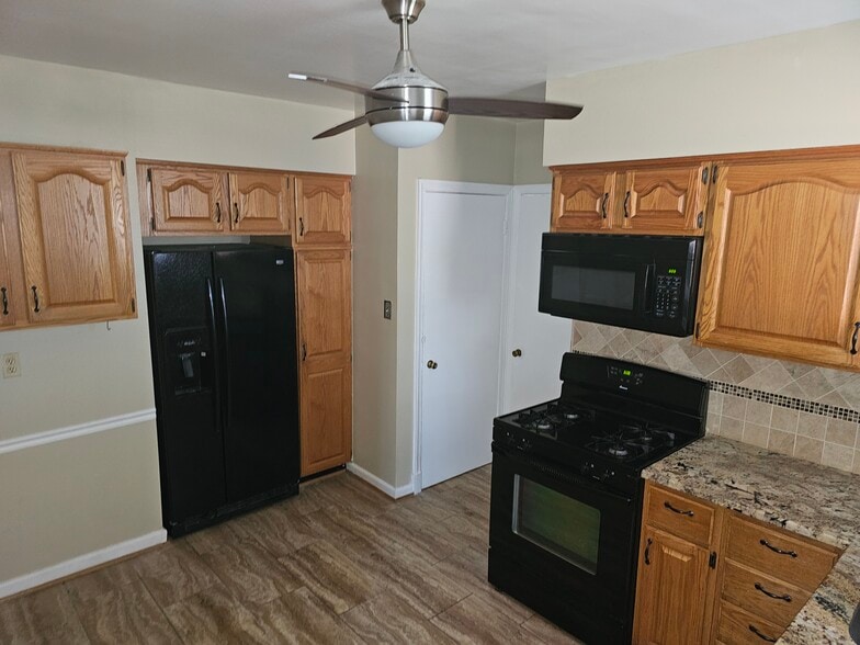 Kitchen - 9503 Hale Pl