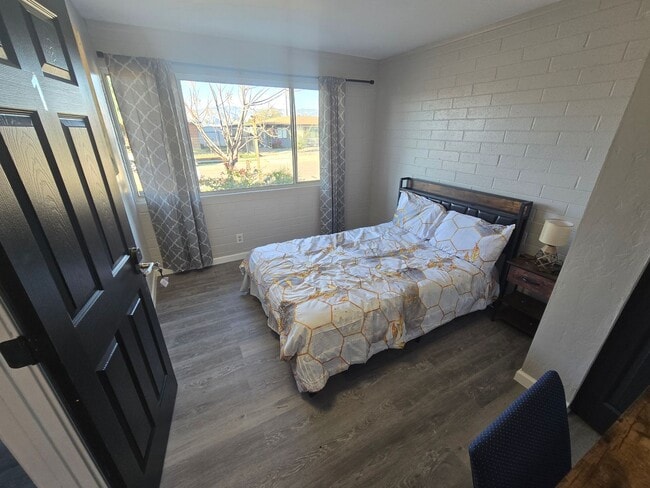 Building Photo - Rooms for Rent – Furnished, Lockable, & Private Backyard! 6 Spots Open.