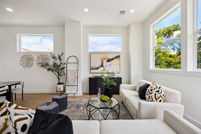 Building Photo - 835 Rachel St