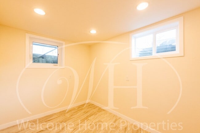 Building Photo - Newly Remodeled 1 Bedroom in a Park-like Setting