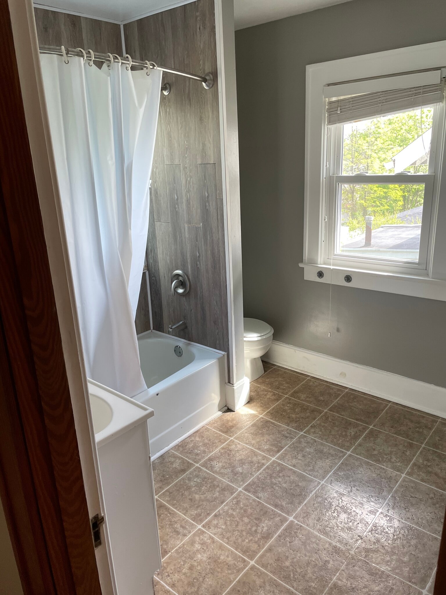 Upstairs Bathroom - 42 Grosvenor St