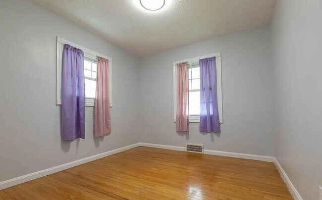 Building Photo - 5021 E 107th Updated 3/4 Bedroom