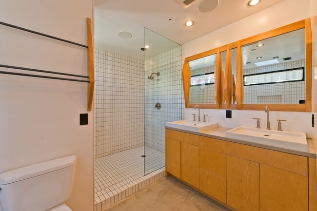 Building Photo - 2460 Beverley Ave