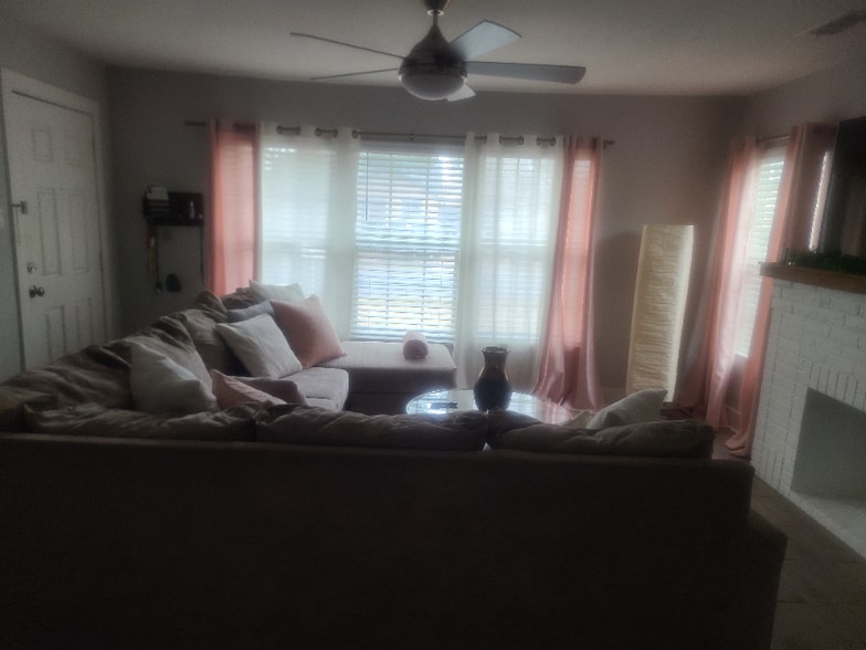 Building Photo - 2535 Sharon St