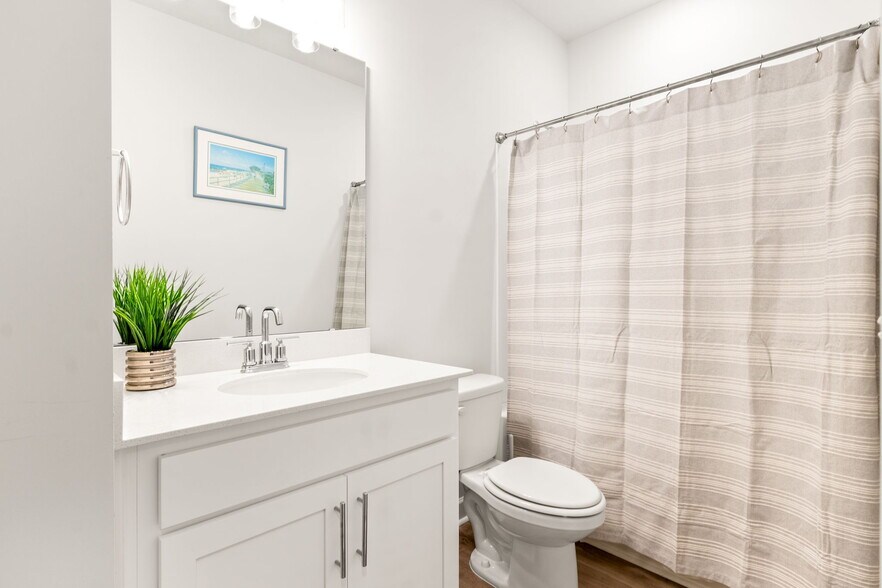 Building Photo - 825 Descartes St