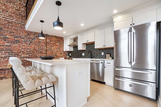 Building Photo - Spacious Elegance: Renovated Theatre! 3-Bedroom Condo with 2.5 Baths in Prime Medford Location!
