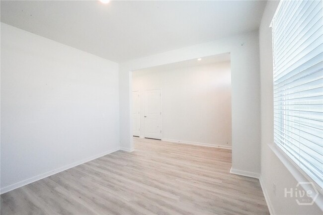 Building Photo - 102 Windrush Pnes