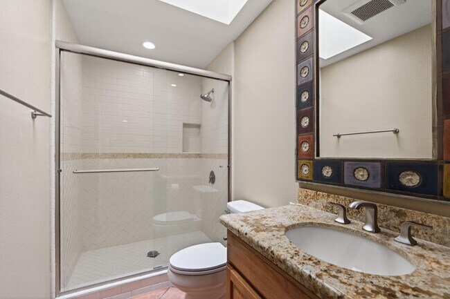 Building Photo - 1525 Fairway Dr