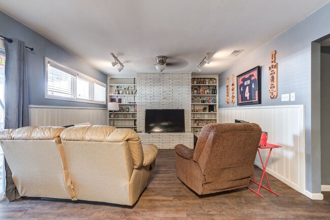 Building Photo - Rare find 5-bedroom 4-bathroom home near T...