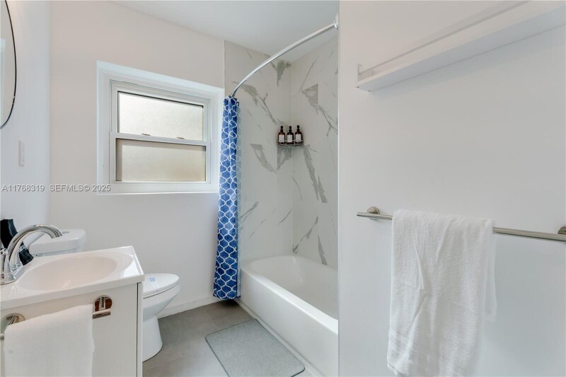 Building Photo - 820 SW 26th Rd