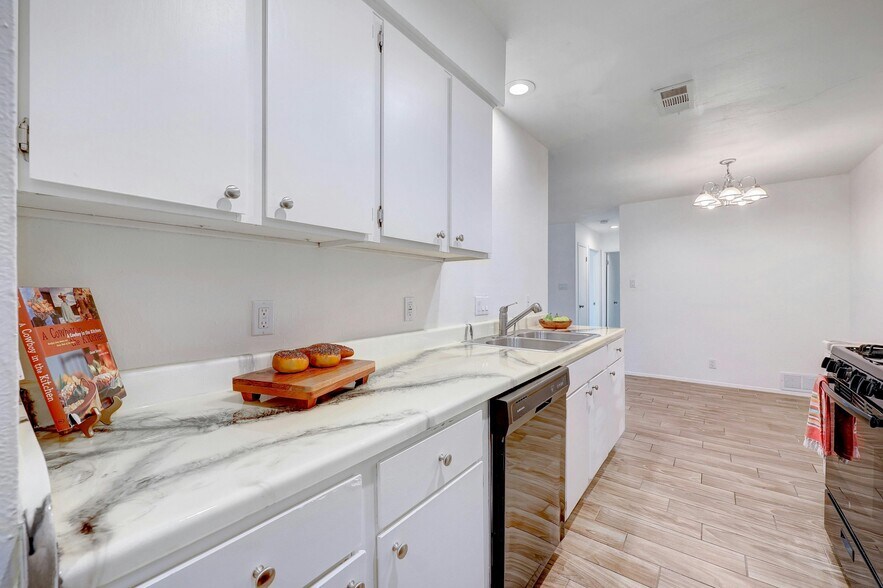 Building Photo - 703 Country Aire Dr