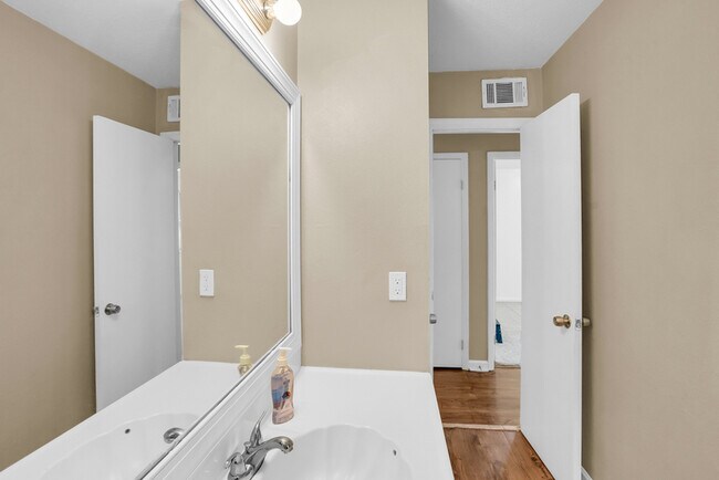 Building Photo - 2222 Bacon Park Dr