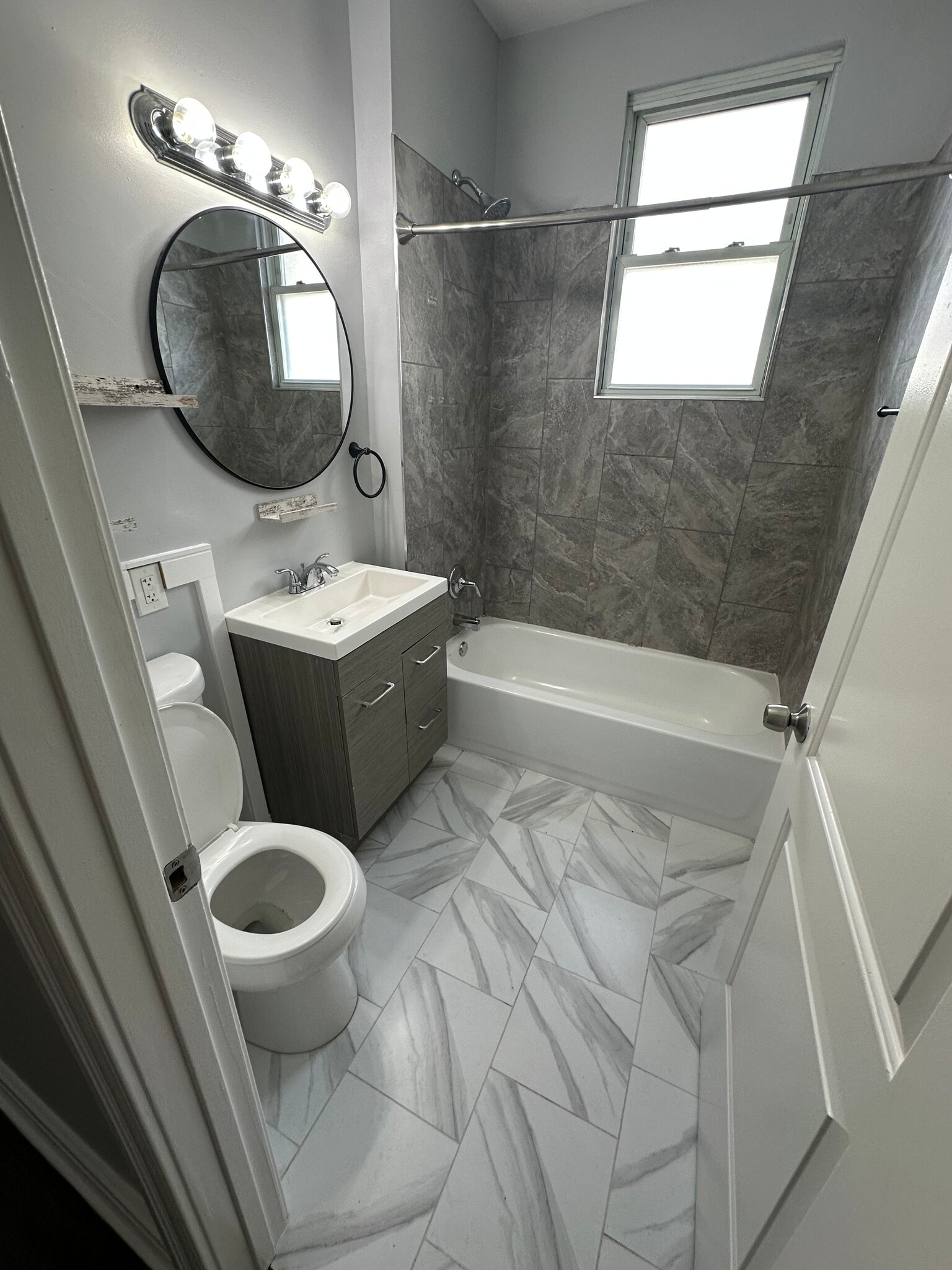 Building Photo - 3733 W Addison St