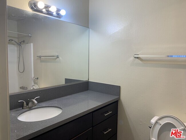 Building Photo - 545 S Manhattan Pl