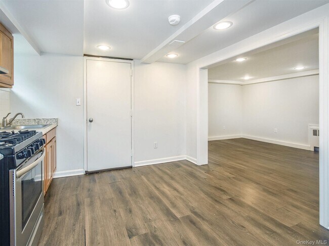 Building Photo - 3 Pequot Ave