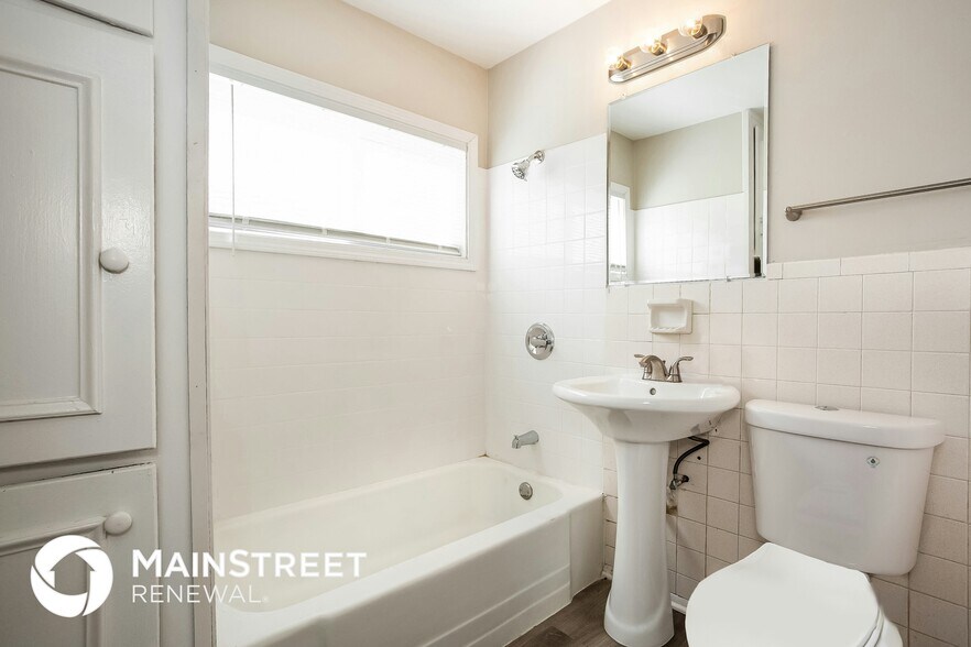 Building Photo - 4851 N Kenyon Dr