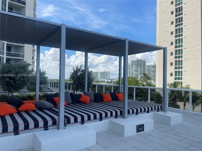 Building Photo - 16001 Collins Ave
