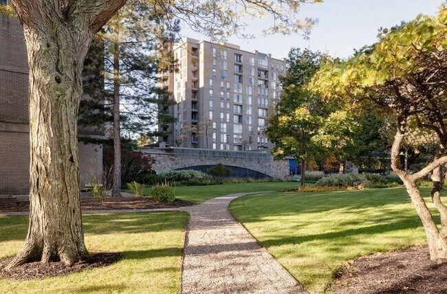 Building Photo - 33 Pond Ave