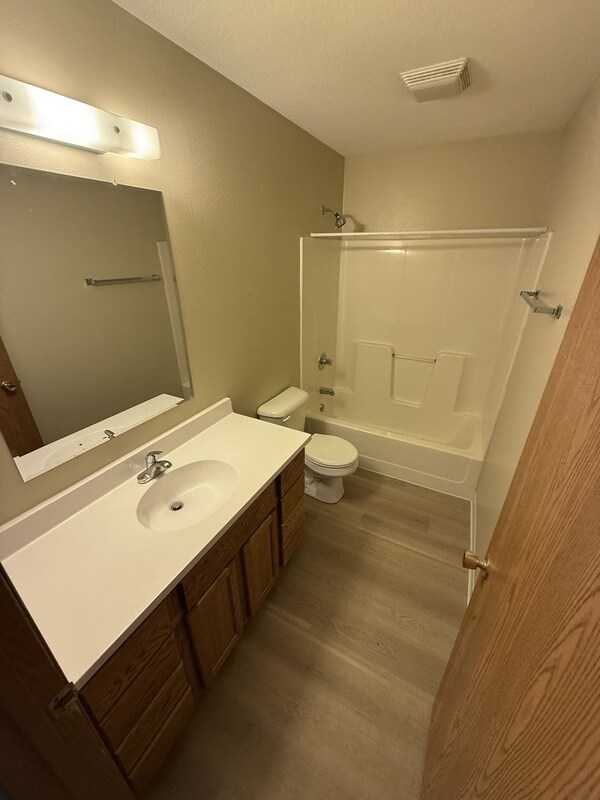 Building Photo - 215 Jewel Dr