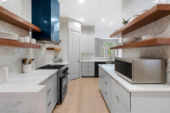 Building Photo - 1529 Barton Springs Rd