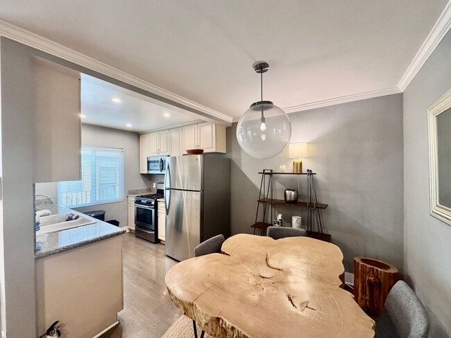 Building Photo - Furnished Santa Monica one bedroom