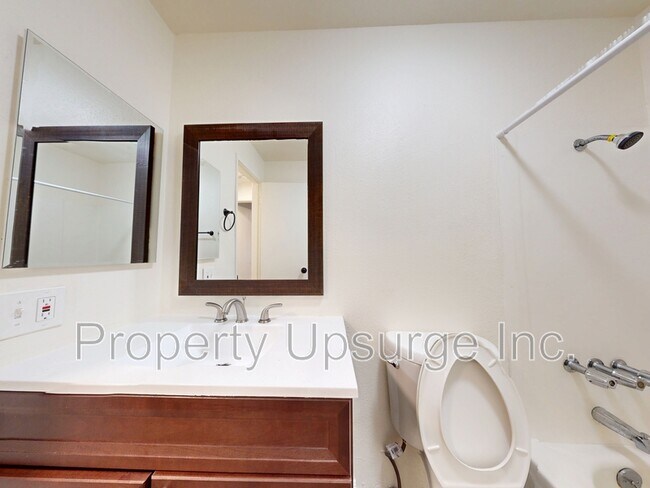 Building Photo - 445 Nelson Ave