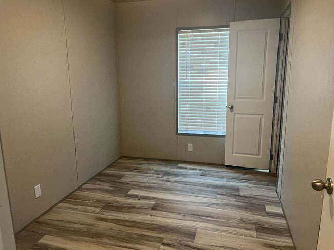 Building Photo - 216 Redwood Dr