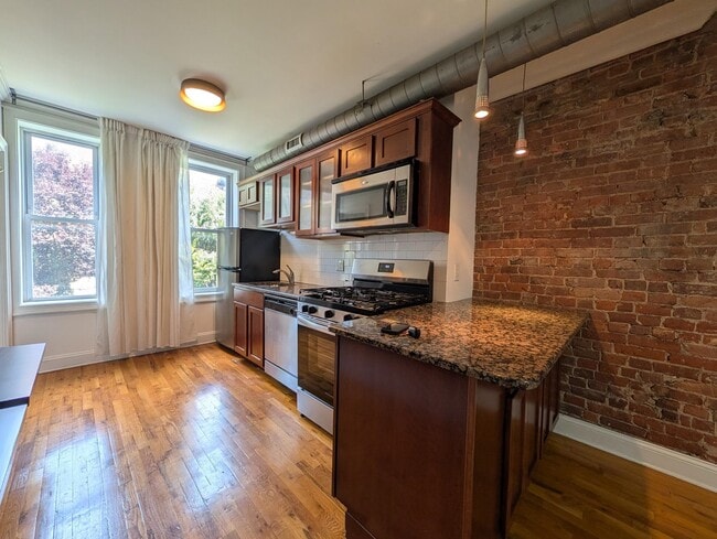 Building Photo - 208 6th St