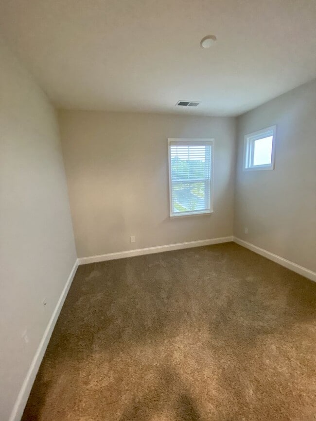 Building Photo - End Unit Townhouse in Terraces at Farmington
