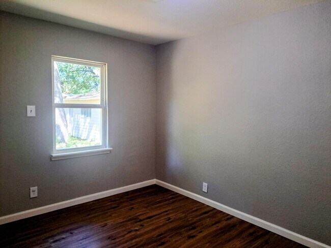 Building Photo - 4 bedroom, 2 bath home, Handicap accessible
